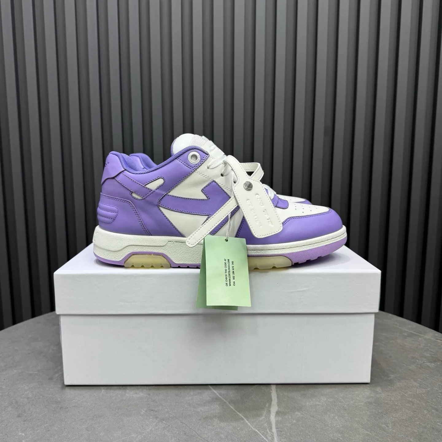 【off- white】P: 620💰Couple model👫, Size: 35-44 (Customized for men 38.45.46) High-quality version👊 "Out of office" series original molding, original lasting, production process 1:1 Original ➰OFF GRAY WHITE OW ➰ First-layer cowhide Imported skin-friendly and environmentally friendly polyester mesh Original molding high elastic and environmentally friendly molding pad Made with the original lasting process. The original molded rubber outsole (never yellows and deforms) has a super correct shape, bright color and strong three-dimensional effect👍. Packaging💯Full set of packaging synchronized with the official website (branded paper, certificate of quality, branded cloth bag)